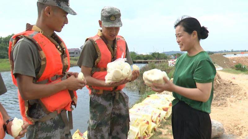 大妈每天为战士送1000多个包子战士：是妈妈的味道