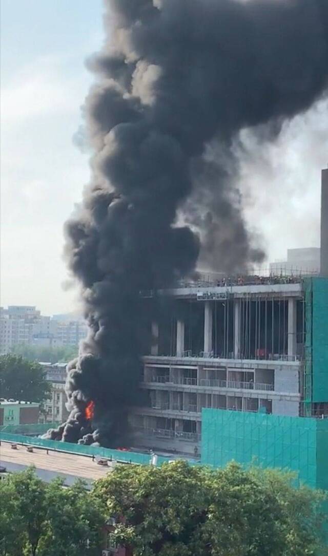 北京一在建楼房突发火情 周边路口临时管制