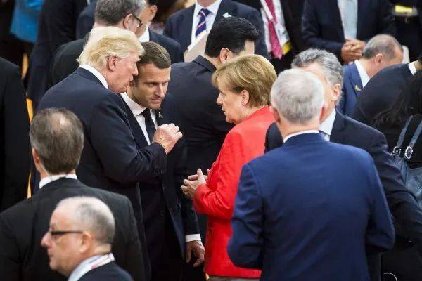 ▲资料图片：2017年7月7日，在德国汉堡，德国总理默克尔（中右）、美国总统特朗普（中左）和法国总统马克龙（中）在二十国集团（G20）峰会期间交谈。新华社发