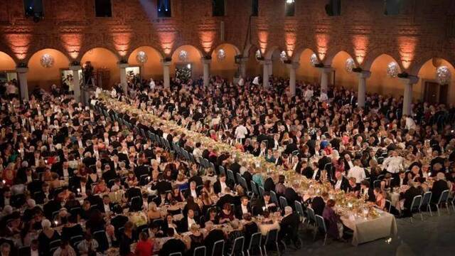 △图为诺贝尔奖往届的晚宴图片来自瑞典电视台