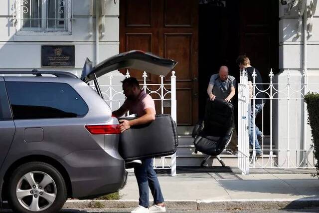 俄领事馆工作人员从大楼内搬走家具图自：社交媒体
