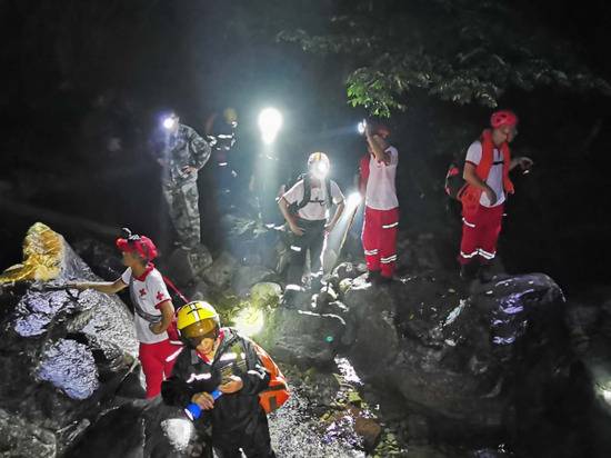 公司200人深山团建，都没带手机！下山才发现少了1个