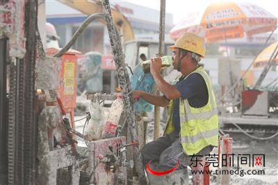 新闻莞丨拍客地铁筑梦人