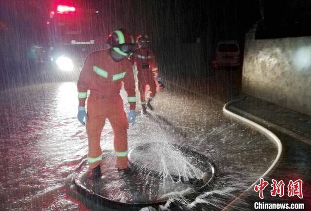 消防员雨中紧急排涝。巴中消防提供