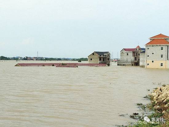 昌洲乡内的积水深达8米至9米，至7月18日时，水位下降了1米多左右，有一些靠近圩堤地势较高地段的平房已经从水中露出了部分屋顶。
