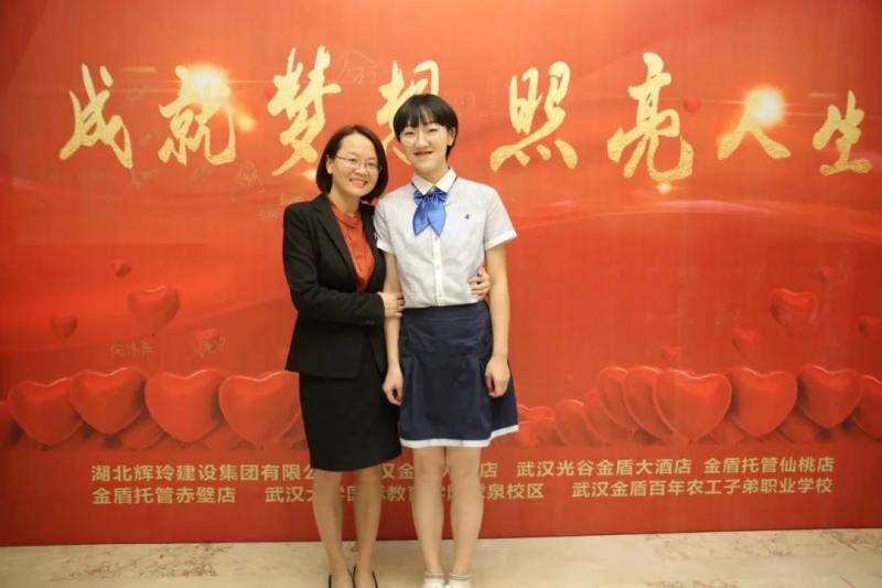 母女俩在2019第十一届董事长助学帮扶基金颁奖典礼上合影