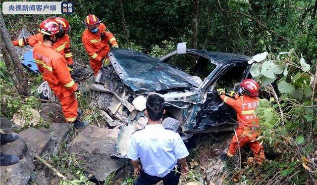 广西都安一皮卡车坠入70米山崖 致3人遇难2人受伤