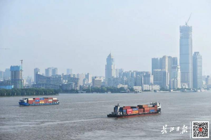 7月24日清晨，长江2号洪峰过境后的武汉，水位未见明显快速上涨。记者苗剑摄