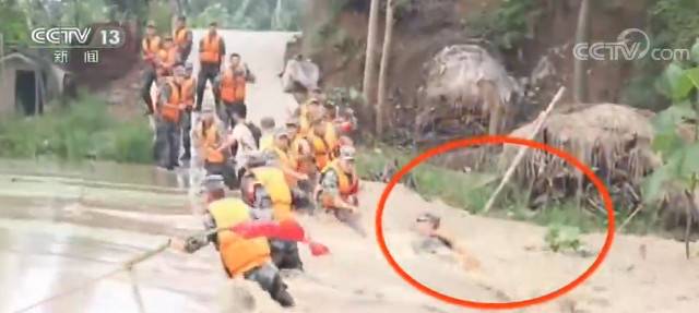 安徽庐江：为转移群众 突击队员洪水中遇险
