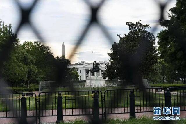 ▲这是7月23日在美国华盛顿透过铁丝网拍摄的白宫。（新华社记者刘杰摄）