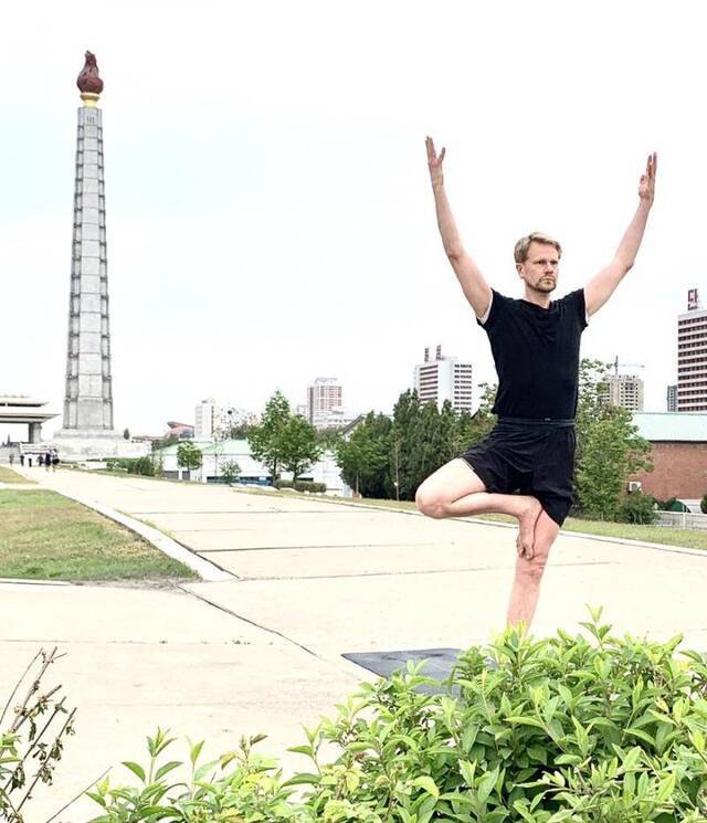 防疫期间 瑞典驻朝鲜大使在平壤街头练瑜伽