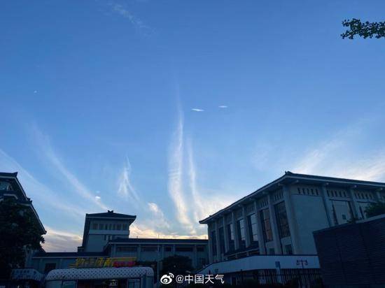 北京天空出现迤逦云霞犹如巨大凤尾覆盖天空图