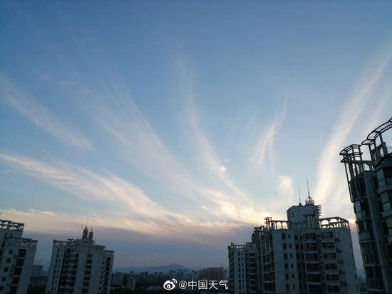 北京天空出现迤逦云霞犹如巨大凤尾覆盖天空图