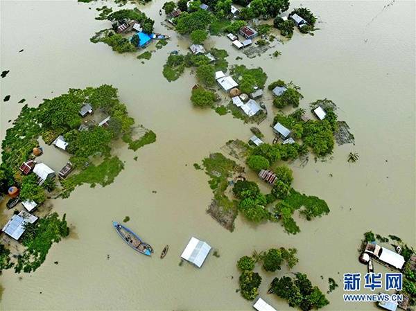 7月19日，在距离孟加拉国首都达卡100多公里的福里德布尔，当地居民的房屋淹没在洪水中。孟加拉国境内地势低洼，河流密布。每年6月至9月的季风雨季，洪涝灾害经常发生。新华社发