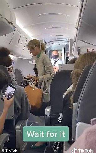 美航空公司一乘客拒戴口罩被赶下飞机 乘客鼓掌欢呼