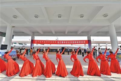 7月24日，乌兰察布站，始发仪式上的民族舞表演。新京报记者李木易摄