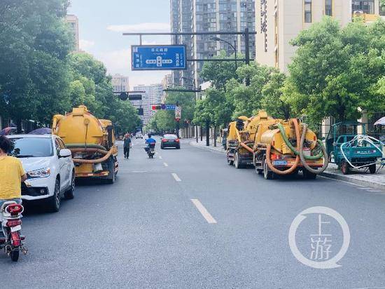 ▲7月23日，浙江杭州，下午3点30分左右，来惠利居住的小区仍不时有抽粪车进出。摄影/上游新闻记者时婷婷