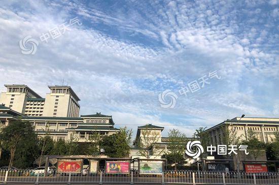 今天早晨，北京出现“鱼鳞云”。