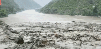 四川茂县强降雨引发多处山洪泥石流 致1人失联