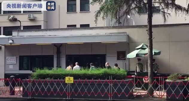 美国驻成都总领事馆被通知关闭后 记者拍到有货车驶出总领事馆