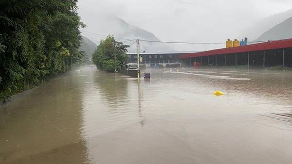 四川茂县突发山洪泥石流：1人失联 消防紧急出动救援