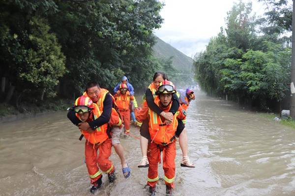 四川茂县突发山洪泥石流：1人失联 消防紧急出动救援