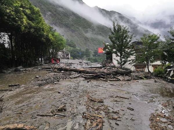 四川茂县突发山洪泥石流：1人失联 消防紧急出动救援