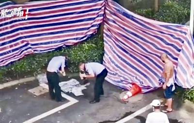 7月23日下午，警方对从化粪池中抽取的38车污秽物进行冲洗、筛查