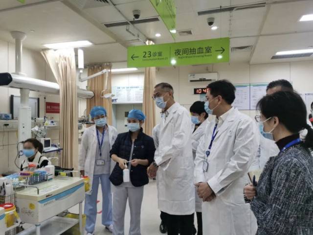 疫情攻坚阶段，港大深圳医院院管理层（左四为卢宠茂）每日检查所有抗疫工作细节。