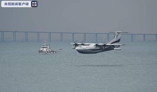 大型水陆两栖飞机“鲲龙”AG600海上首飞成功