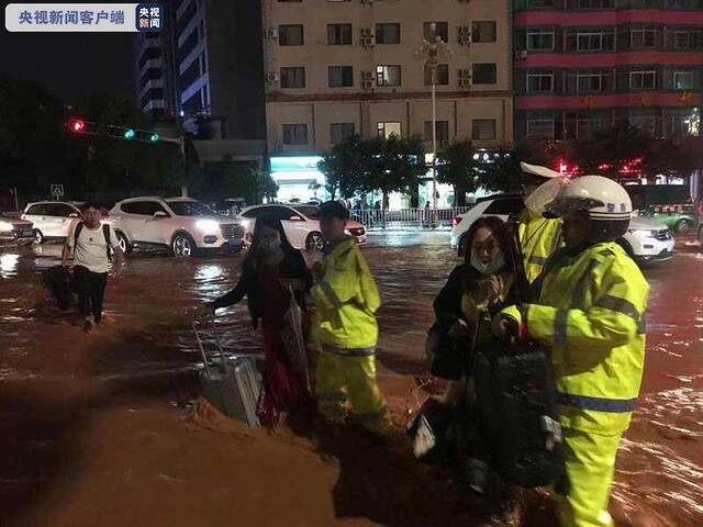 云南大理突降暴雨 城区多地积水严重