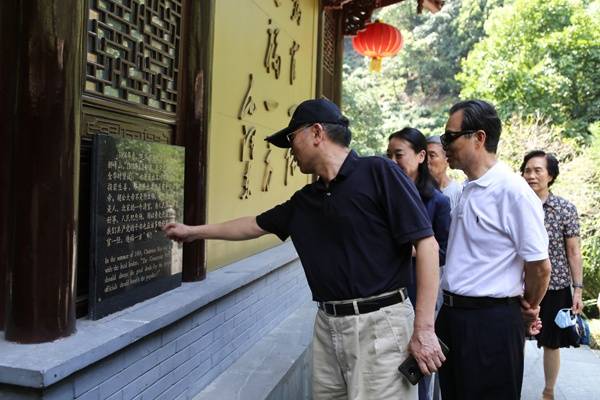 我局组织服务保障院落老同志赴老龙井接待中心参观交流