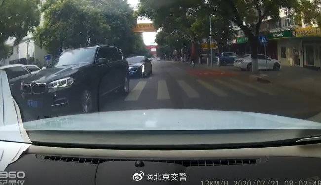 网友举报马连道路三辆小客车逆行北京交警：罚款200元记3分