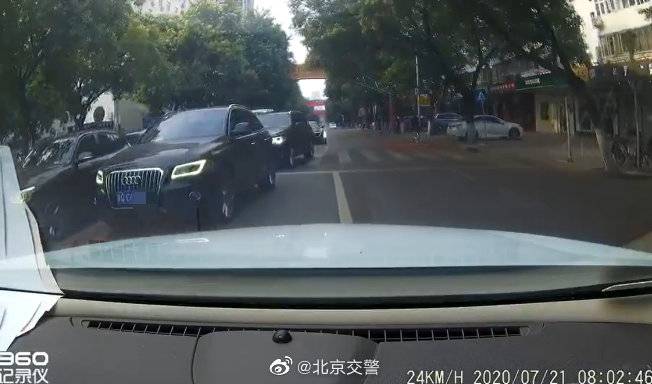 网友举报马连道路三辆小客车逆行北京交警：罚款200元记3分