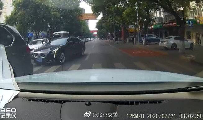 网友举报马连道路三辆小客车逆行北京交警：罚款200元记3分