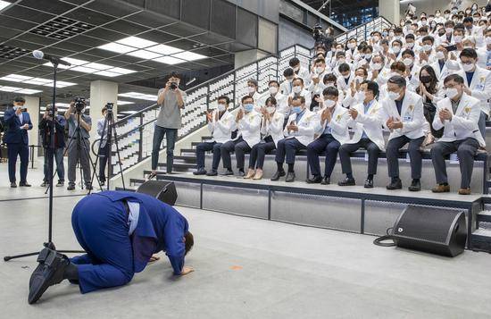 韩国大邱市长跪谢医护人员（大邱日报）