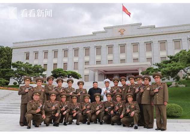 金正恩罕见赠核心指挥员纪念手枪 金与正也在场(图)