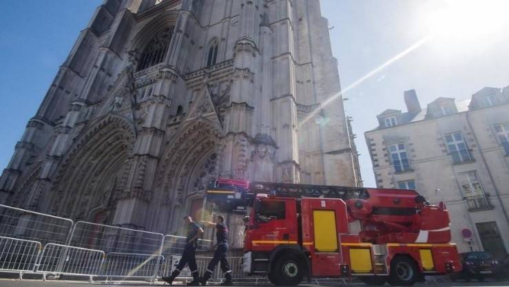 法国南特大教堂火灾：面对新证据，一名志愿者承认纵火