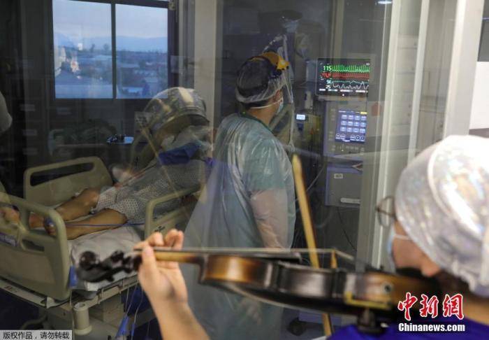 当地时间7月9日，智利圣地亚哥，埃尔皮诺医院护士为重症监护室内新冠肺炎患者演奏小提琴。
