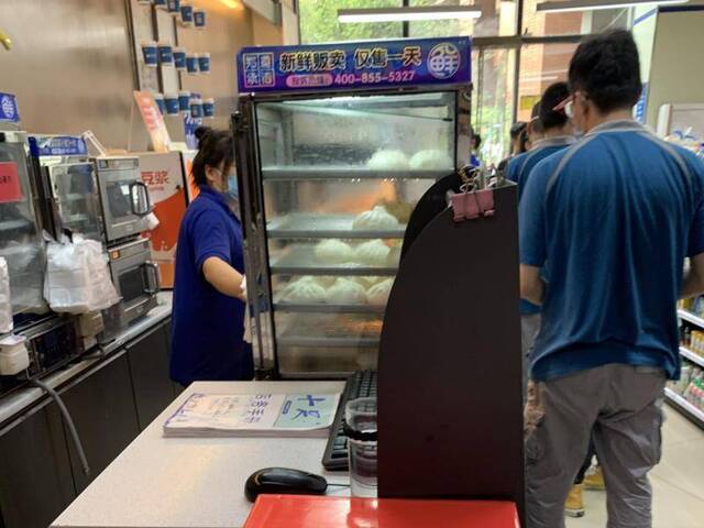 7月27日，超市内的监控台，警方在此处调取监控。新京报记者赵翔摄