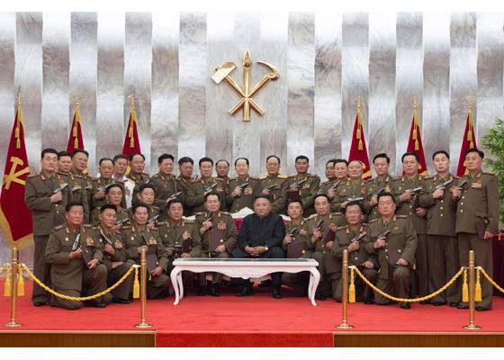 金正恩同朝鲜人民军主要指挥员合影图源：劳动新闻，下同