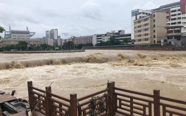 7月26日下午5点左右，广润河水位下降，河中央船儿岛露出水面。新京报记者向凯摄