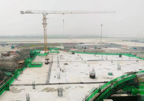 北京大兴机场航站楼卫星厅局部封顶