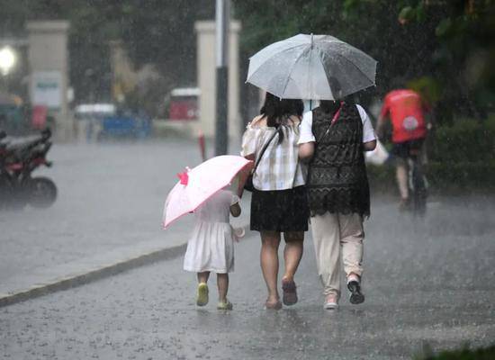 北京多区发布雷电黄警、暴雨蓝警！雷雨天气将影响晚高峰