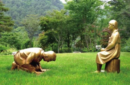 韩国新建男子向慰安妇道歉雕像：外形酷似安倍图