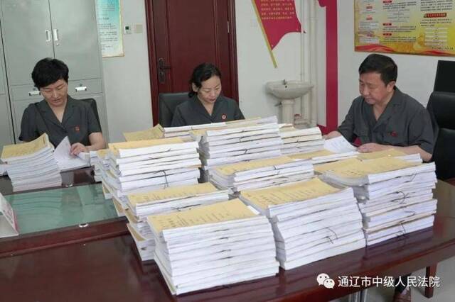 通辽中院依法公开审理董志伟（绰号：三光）等36人涉黑案