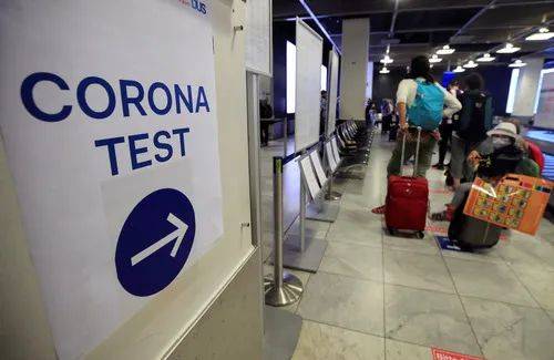 7月27日，旅客在德国杜塞尔多夫国际机场等候接受新冠病毒检测。新华社/路透