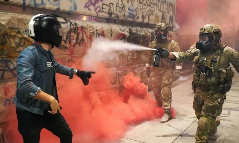 △联邦执法人员在波特兰街头使用胡椒喷雾、催泪弹、闪光弹等驱散抗议者