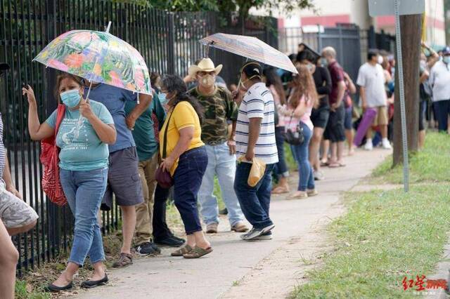 ▲6月中旬，墨西哥驻休斯顿总领馆门口排队等待免费新冠病毒检测的人们。（图据《华尔街日报》）