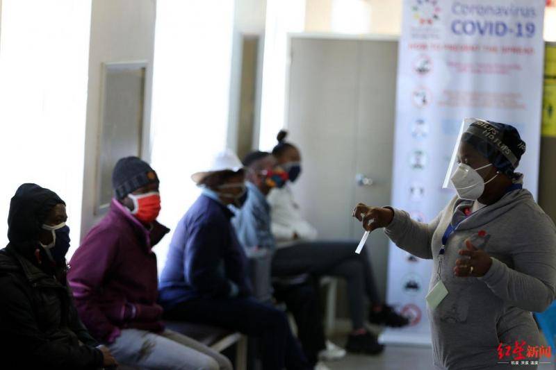 ▲6月下旬，南非索委托的一家医院中等待接受新冠病毒疫苗测试的志愿者（图据《华尔街日报》）